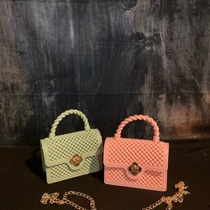 Beaded like hard plastic bag with gold with 21” shoulder chain.